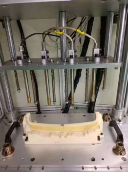 汽车门板热铆机